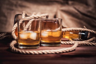 viski ahşap arka plan üzerinde elit alkol yaşları