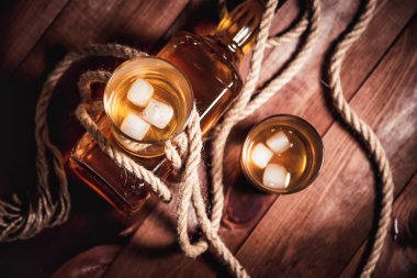 viski ahşap arka plan üzerinde elit alkol yaşları