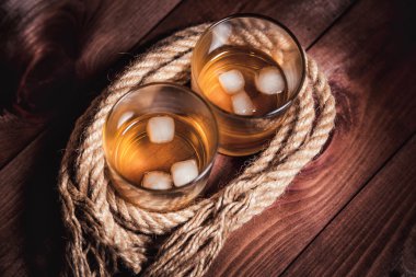 viski ahşap arka plan üzerinde elit alkol yaşları