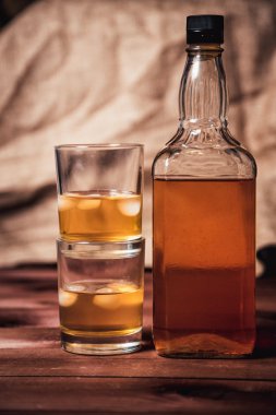 viski ahşap arka plan üzerinde elit alkol yaşları