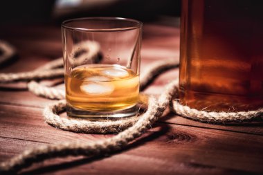 viski ahşap arka plan üzerinde elit alkol yaşları