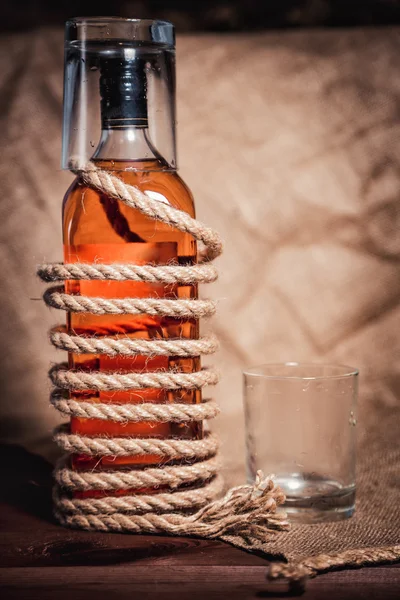 ウイスキーは、木製の背景にエリートのアルコールを高齢者 — ストック写真