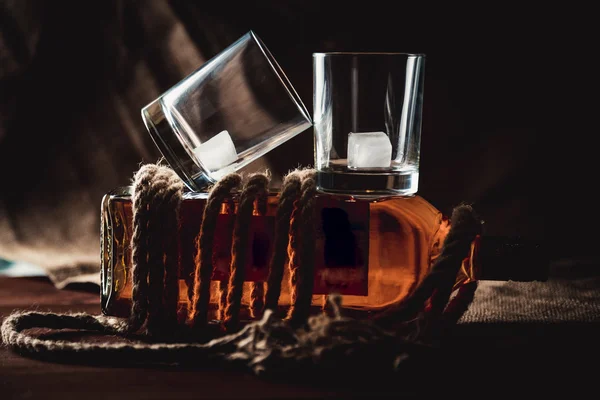 Whisky w wieku elity alkoholu na podłoże drewniane — Zdjęcie stockowe