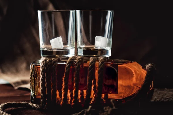 ウイスキーは、木製の背景にエリートのアルコールを高齢者 — ストック写真