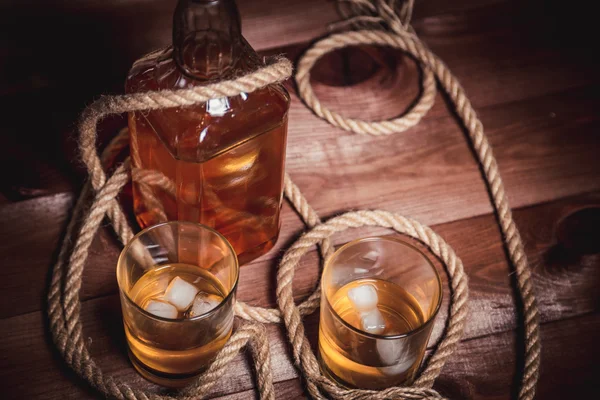 Whiskey gealterten Elite-Alkohol auf Holz Hintergrund — Stockfoto