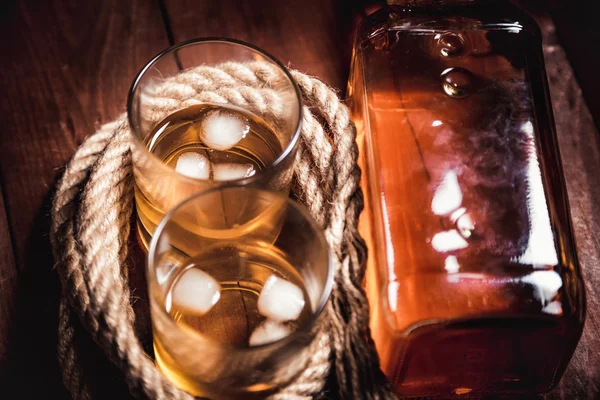 Whiskey gealterten Elite-Alkohol auf Holz Hintergrund — Stockfoto