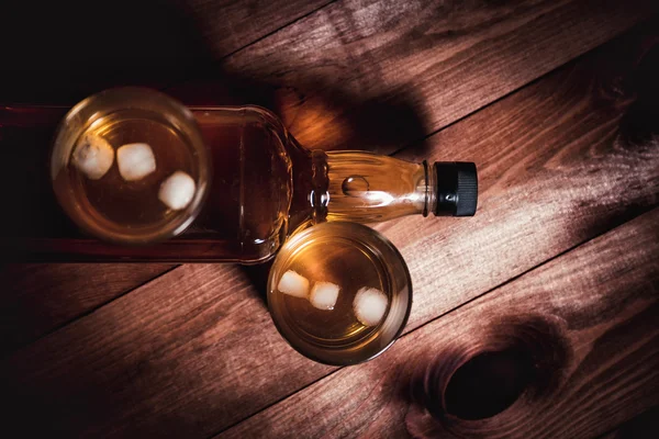 Uísque envelhecido álcool elite no fundo de madeira — Fotografia de Stock