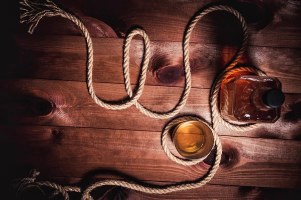 Whisky invecchiato alcol d'elite su sfondo di legno — Foto Stock