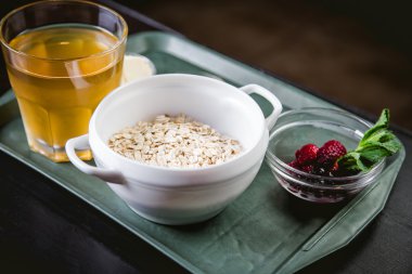 çilek ve ballı yulaf ezmesi için malzemeler