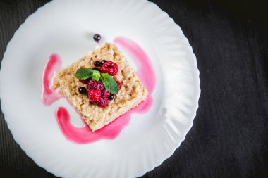 Çilek ve ballı bir plaka üzerinde İngilizce yulaf ezmesi