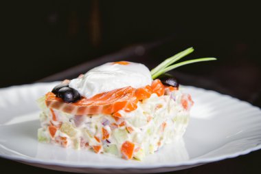 salata somon ve haşlanmış yumurta, restoranda lezzetli bir yemek