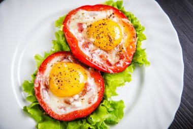 kırmızı biber, yeşil salataya üzerinde yumurta gıda