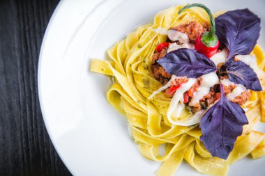 İtalyan makarna bir tabak içinde bir restoran ile biber