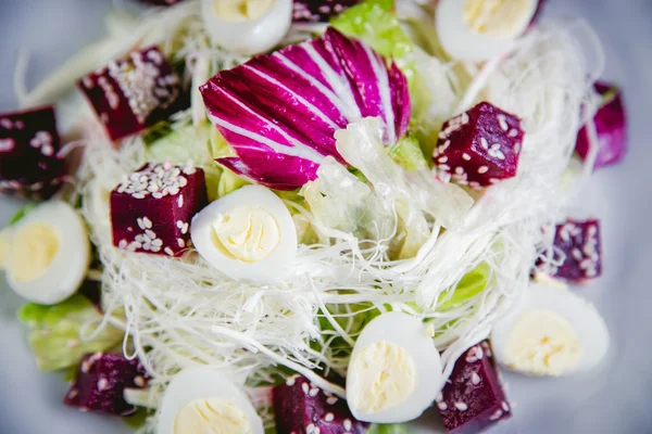 Buriak salada, verduras e ovos perepelin? h, gergelim — Fotografia de Stock