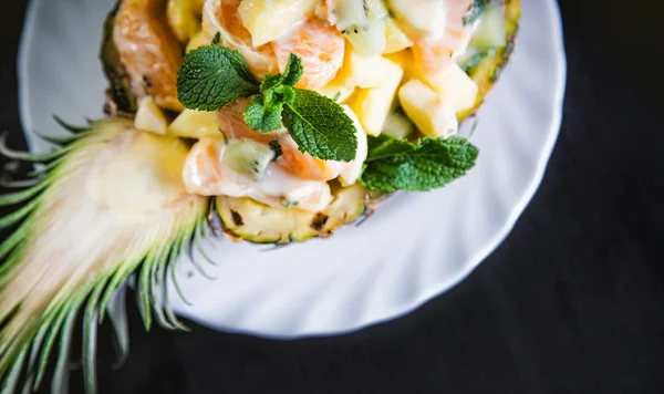 Postre fruktov? y ensalada en un plato de piña —  Fotos de Stock