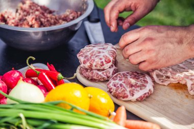 Barbekü için hamburger köftesi hamburger yemek