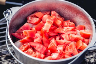 dilimlenmiş domates, domates güveç