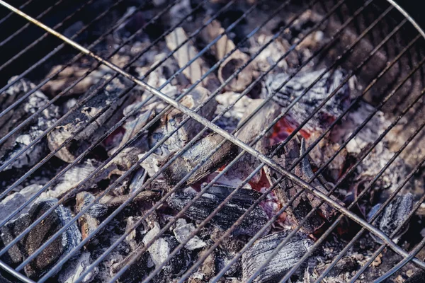 Uppvärmd träkol i en grill, friluftsliv — Stockfoto
