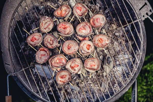 Matlagning rullar med makrill på grillen, äta — Stockfoto