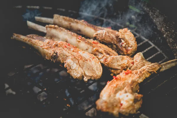 Grelha de carne, menu de churrasco, costeletas de porco — Fotografia de Stock