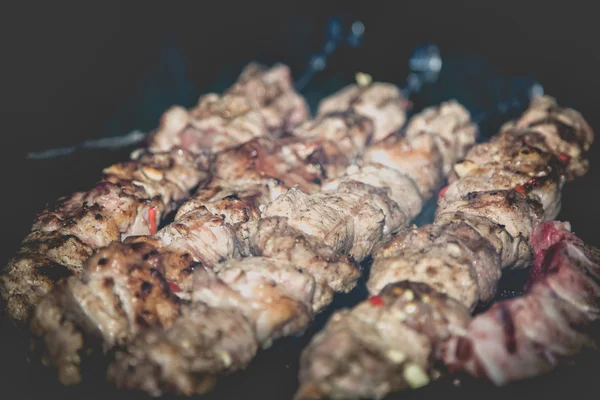 Cocinar la carne en la parrilla, barbacoa, kebab —  Fotos de Stock