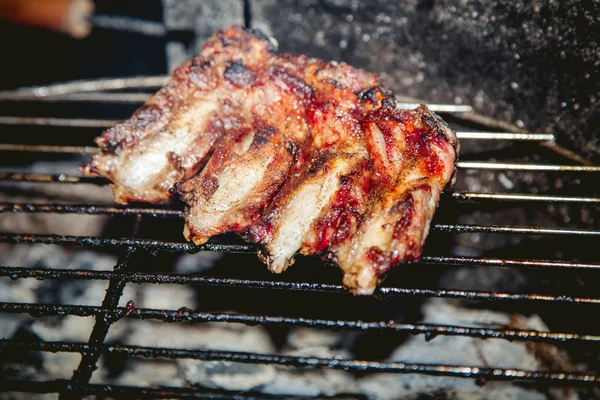 Vaříme maso na grilu, grilování, kebab — Stock fotografie