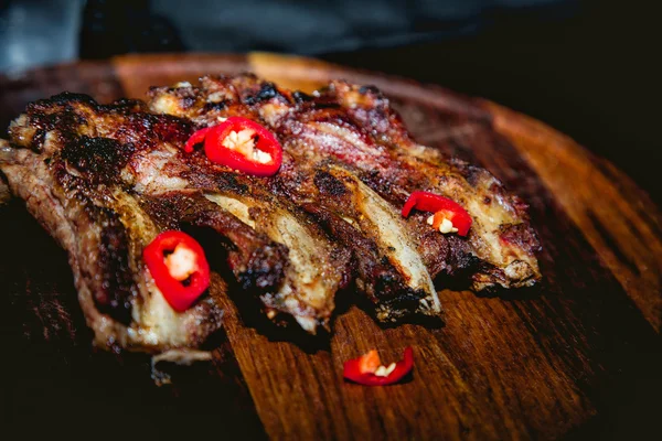 Varkensribbetjes met Spaanse peper, gegrilde vlees eten — Stockfoto