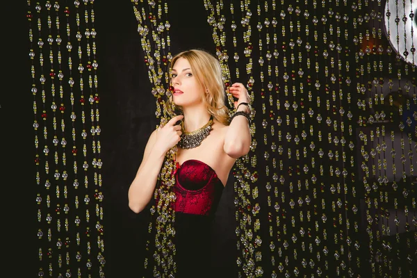 Fashion photography flicka i en röd klänning med en slöja — Stockfoto