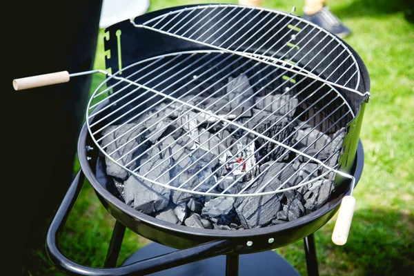 Carvão aquecido em um churrasco, recreação ao ar livre — Fotografia de Stock