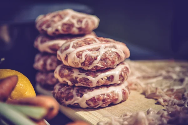 Cocinar hamburguesas para barbacoa, hamburguesas — Foto de Stock