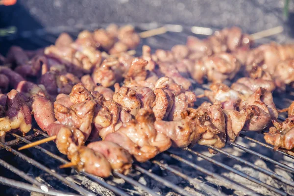 Espetos de carne kebab na grelha, corações de frango , — Fotografia de Stock