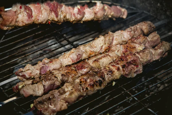 Cozinhar carne na grelha, churrasco, kebab — Fotografia de Stock