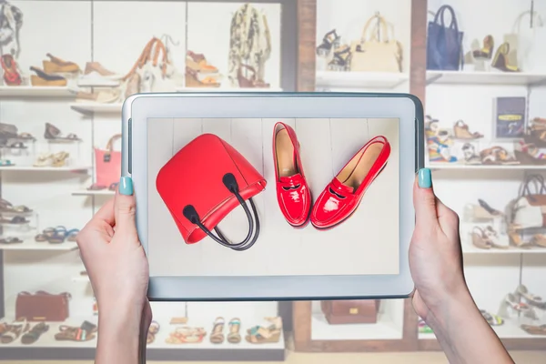 Tienda online, tienda online zapatos de mujer, pedido a través de Internet — Foto de Stock