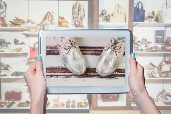 ऑनलाइन दुकान, ऑनलाइन स्टोर महिलाओं के जूते, इंटरनेट के माध्यम से आदेश — स्टॉक फ़ोटो, इमेज