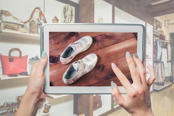 店の女性の靴、オンラインでのインターネット経由で注文 — ストック写真
