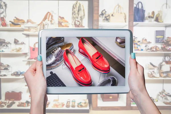 Comprar zapatos de mujer en línea, ordenar a través de Internet — Foto de Stock