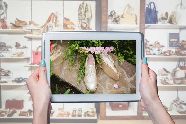Shop women's shoes online, order via the Internet — Stock Photo, Image