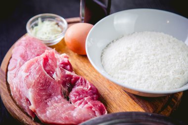 taze lezzetli domuz biftek, çiğ yiyecek çanak