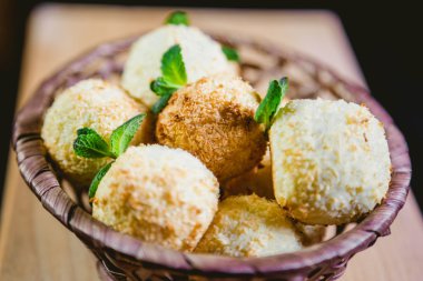 Hindistan cevizi çerezleri nane, sepet içinde lezzetli bir tatlı