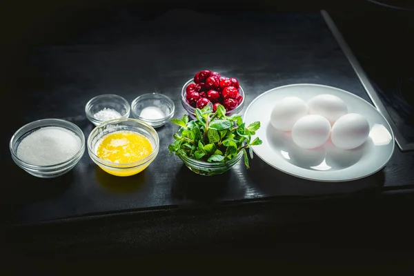 Ingredienser för matlagning pannkakor, mynta och körsbär dessert — Stockfoto