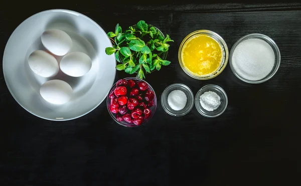 Ingredienti per cucinare frittelle, menta e ciliegia dessert — Foto Stock