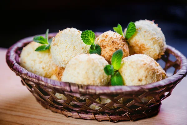 Hindistan cevizi çerezleri nane, sepet içinde lezzetli bir tatlı — Stok fotoğraf