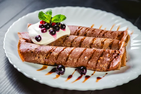 Tiramisu Pancakes with berries, tasty dessert — Stock Photo, Image