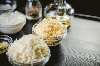 Yemekleri pişirme için rendelenmiş peynir