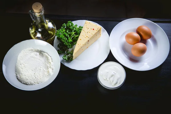 Bit av ost, örter, livsmedelsingredienser — Stockfoto