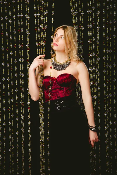 Fotografia di moda ragazza in un abito cremisi con un velo — Foto Stock
