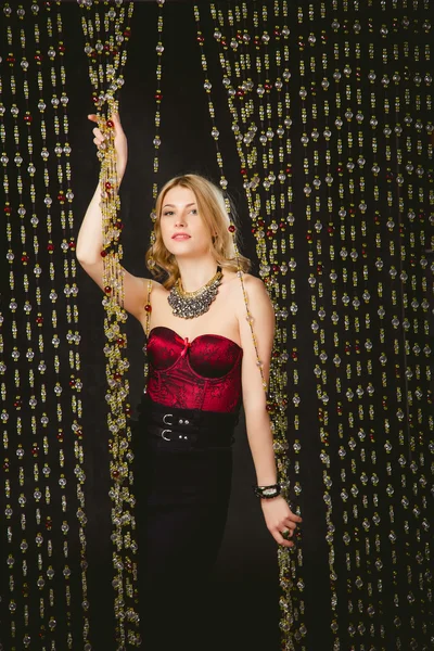 Chica de fotografía de moda en un vestido carmesí con un velo —  Fotos de Stock