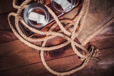 Bourbon viski ROM bir bardak buz ile