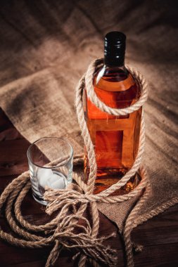 Bourbon viski ROM bir bardak buz ile