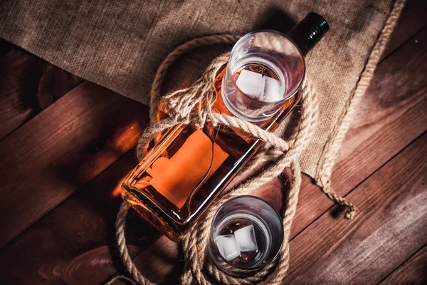 Whisky al bourbon rum in un bicchiere con ghiaccio — Foto Stock